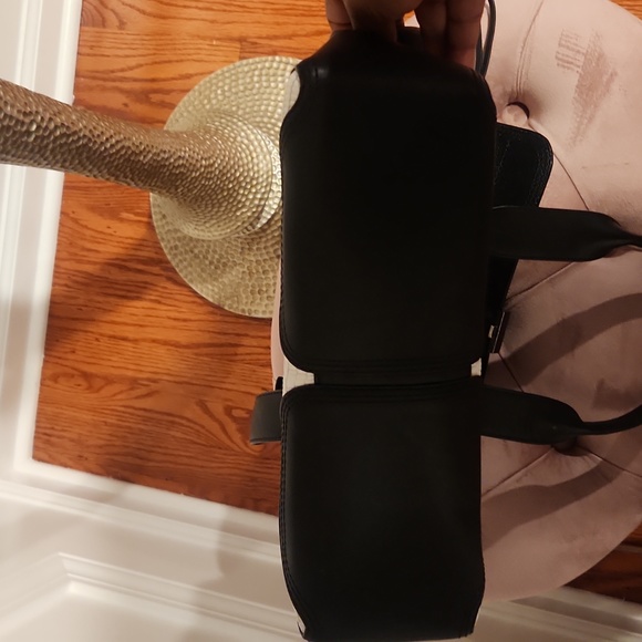 A purse - Picture 5 of 5